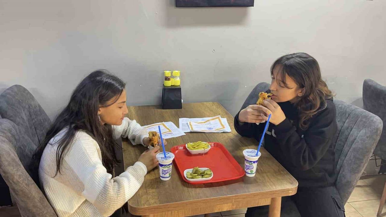 Toprakkale'de işletmeciden takdir belgesi getiren öğrencilere ücretsiz döner jesti