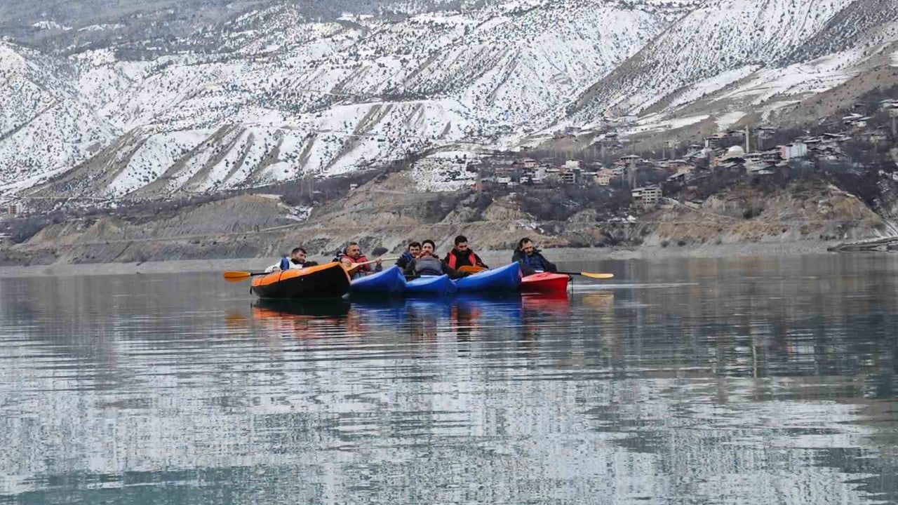 Tortum Gölü'nde Sazlı Sözlü Kano Etkinliği: Uzundere'de Doğa ve Müzik Buluşması