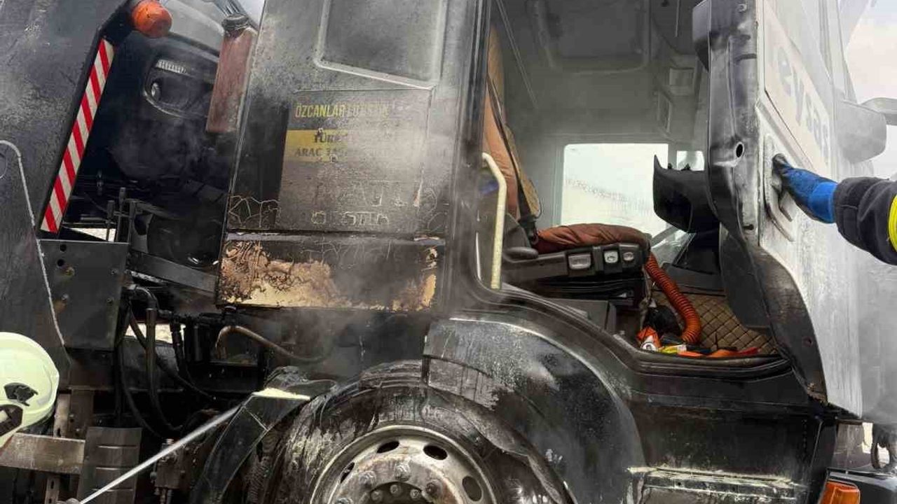 Tosya'da D100 Karayolunda Çekici Motorunda Çıkan Yangın Söndürüldü