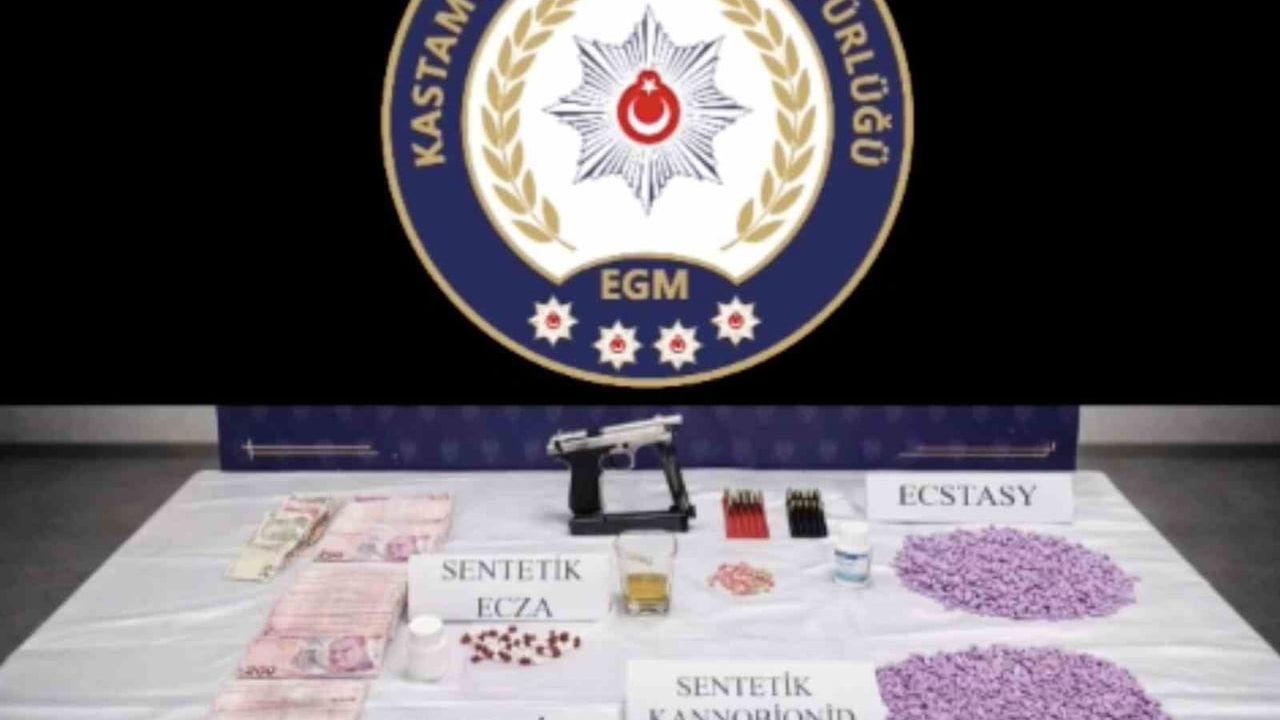 Tosya’da uyuşturucu operasyonunda 3 bin 90 ecstasy ve 113 bin 843 TL ele geçirildi; 1 kişi tutuklandı