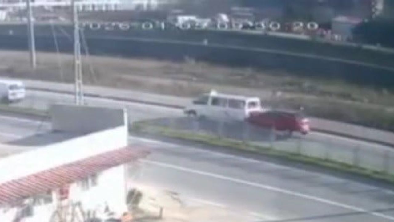 Trabzon Araklı’da Yolcu İndiren Dolmuşa Arkadan Çarpan Otomobil: 3 Yaralı