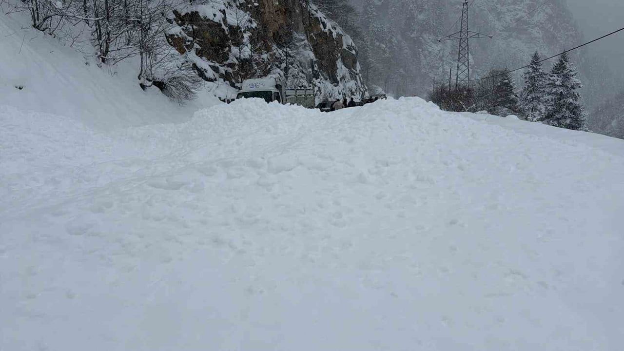 Trabzon-Bayburt Karayolu Tilkibeli Mevkiinde Çığ Nedeniyle Ulaşıma Kapandı