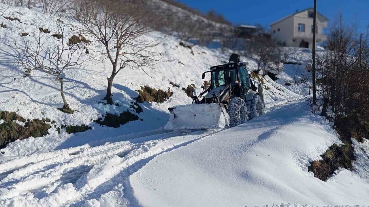 Trabzon Büyükşehir ekipleri 18 ilçede eş zamanlı kar mücadelesiyle tüm yolları açtı