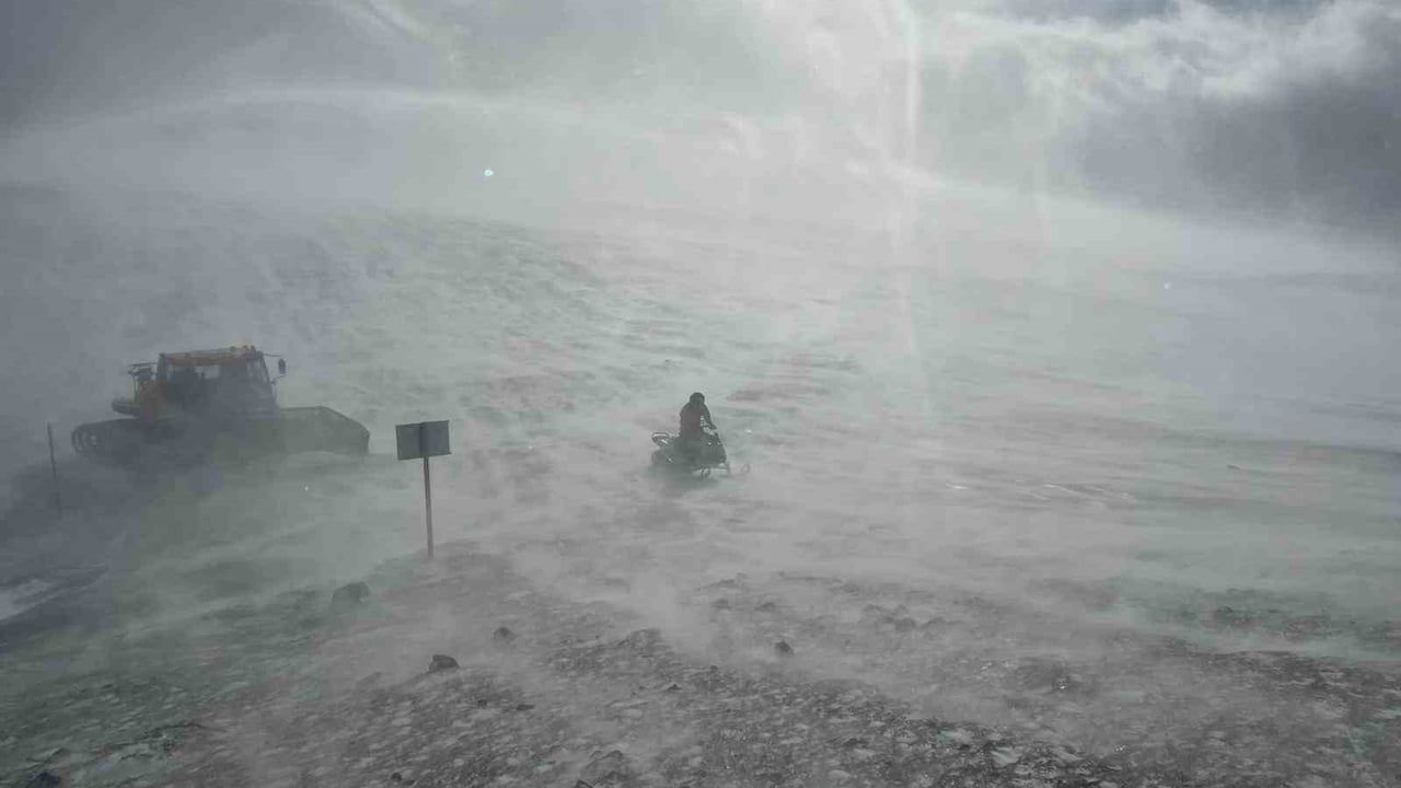 Trabzon Çaykara yaylalarında kar fırtınası: Görüş mesafesi düştü, zorlu kış şartları kamerada