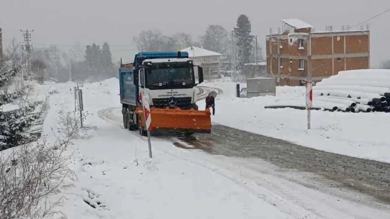 Trabzon'da 24 mahalle yolu yoğun kar nedeniyle ulaşıma kapandı