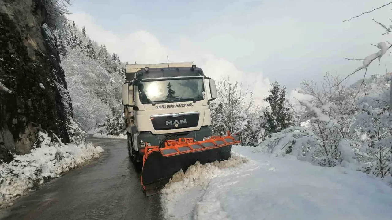 Trabzon'da 34 Mahalle Yolu Kar Nedeniyle Kapandı — Ekipler Yol Açma Çalışmalarını Sürdürüyor