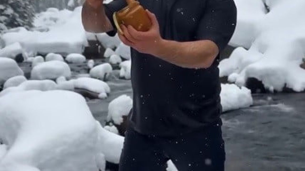 Trabzon'da işletme sahibi dereye girip karışım balını doğallığıyla tanıttı