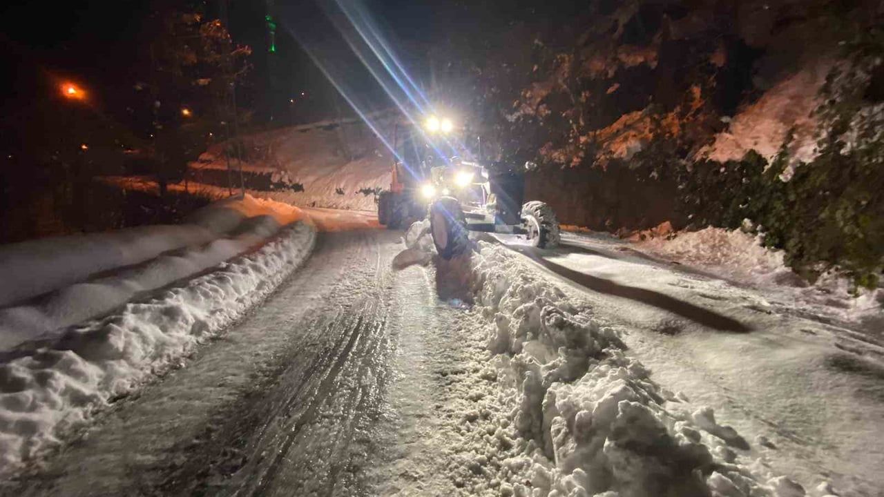 Trabzon'da karla mücadele sürüyor: 133 mahalle yolundan 84'ü ulaşıma açıldı