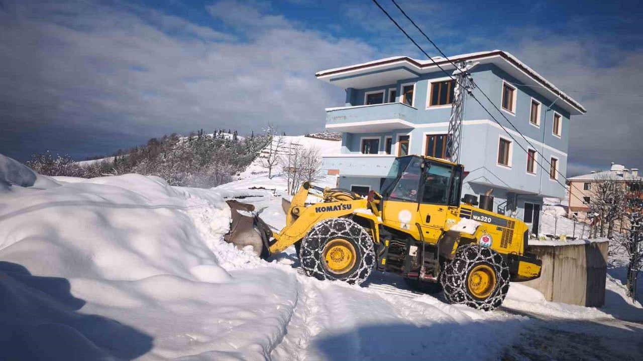 Trabzon'da karla mücadele sürüyor: 716 mahallede yollar açık