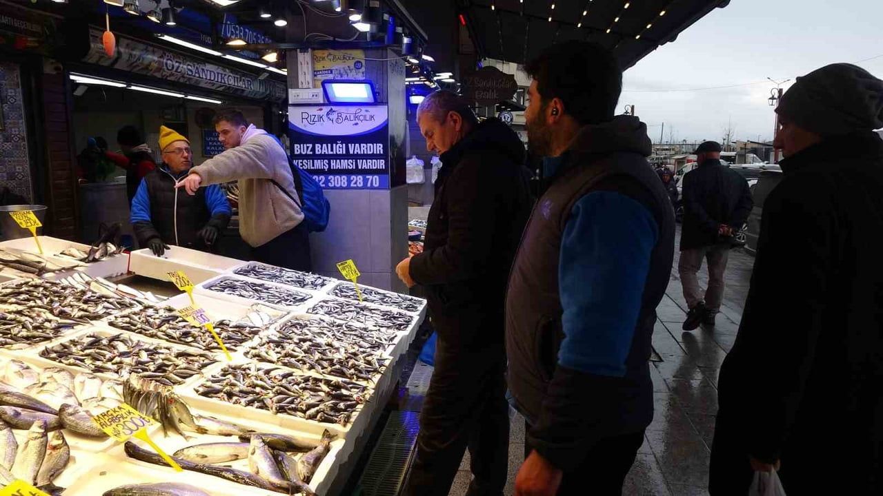 Trabzon'da soğuk hava balığa talebi artırdı: Hamsi yerini istavrite bıraktı