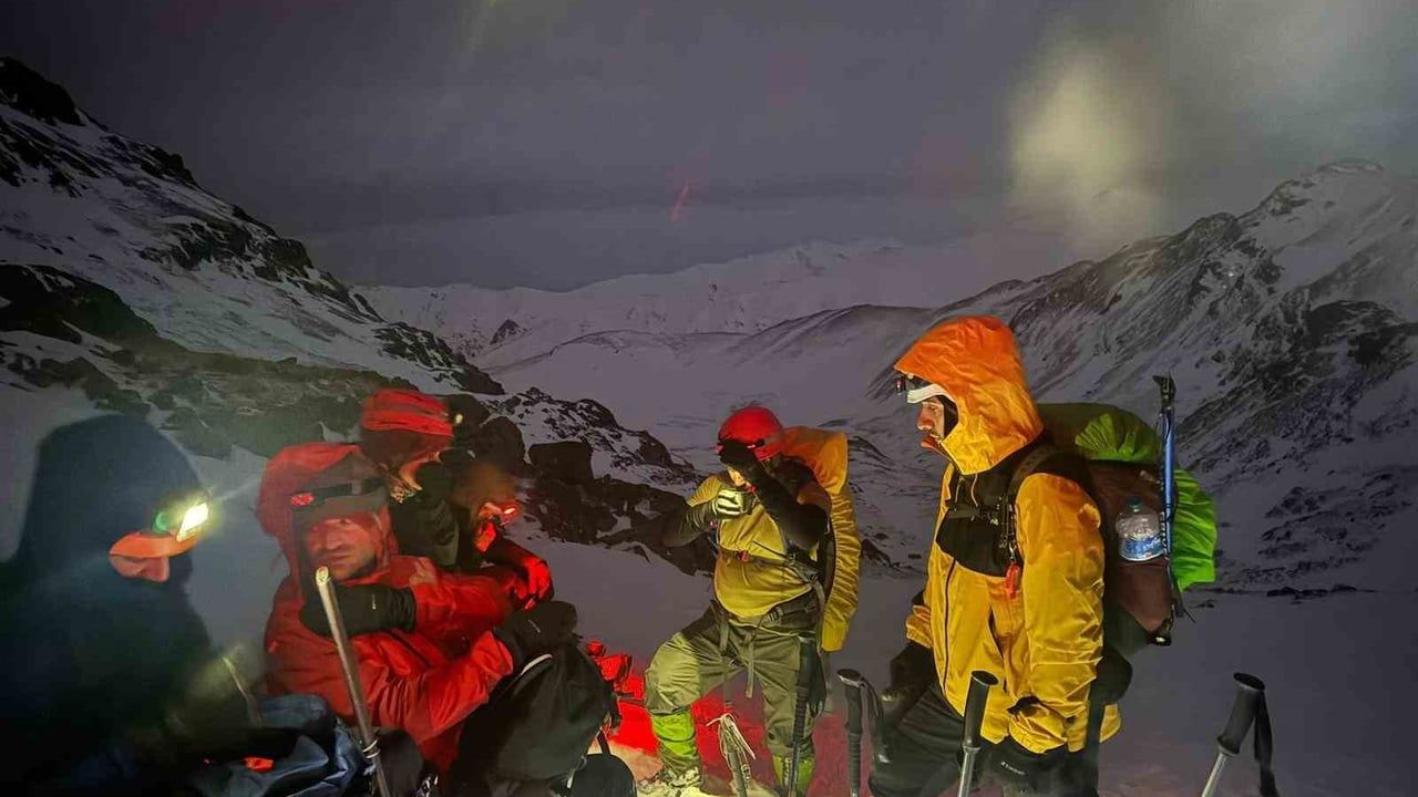 Trabzonlu dağcılar Demirkapı Tepesi'nde zorlu kış zirvesini başarıyla tamamladı