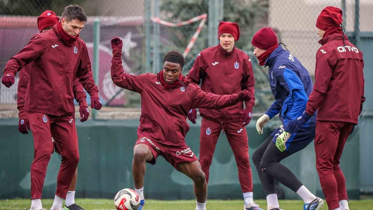 Trabzonspor, Kocaelispor maçı için 21 kişilik kadroyla Kocaeli'ye gitti