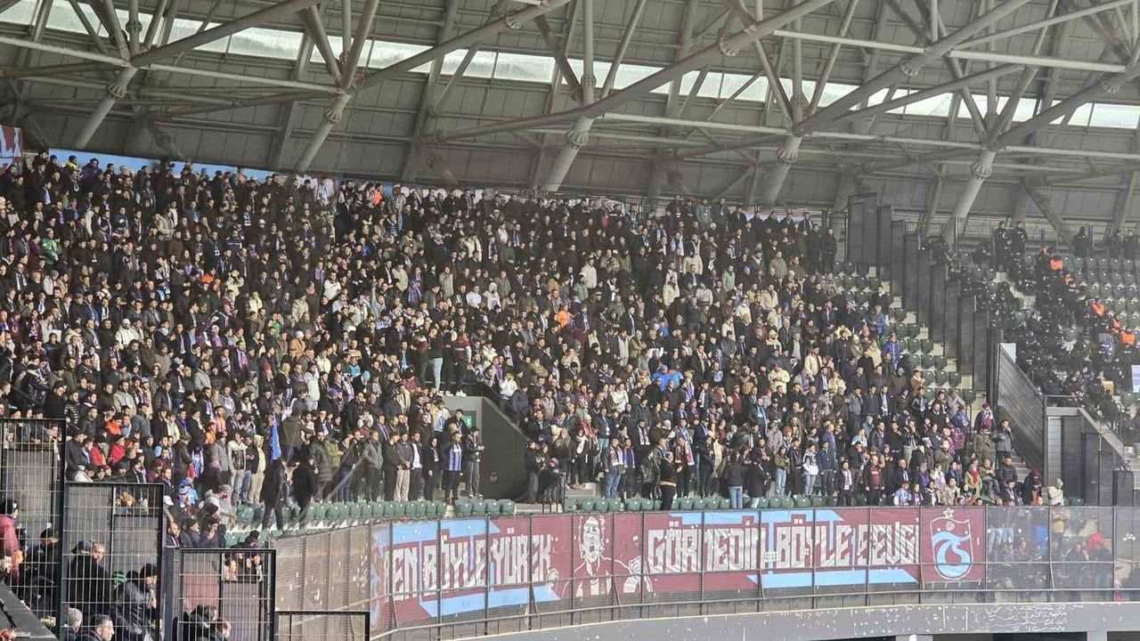 Trabzonspor taraftarları Kocaeli deplasmanında takımlarını yalnız bırakmadı