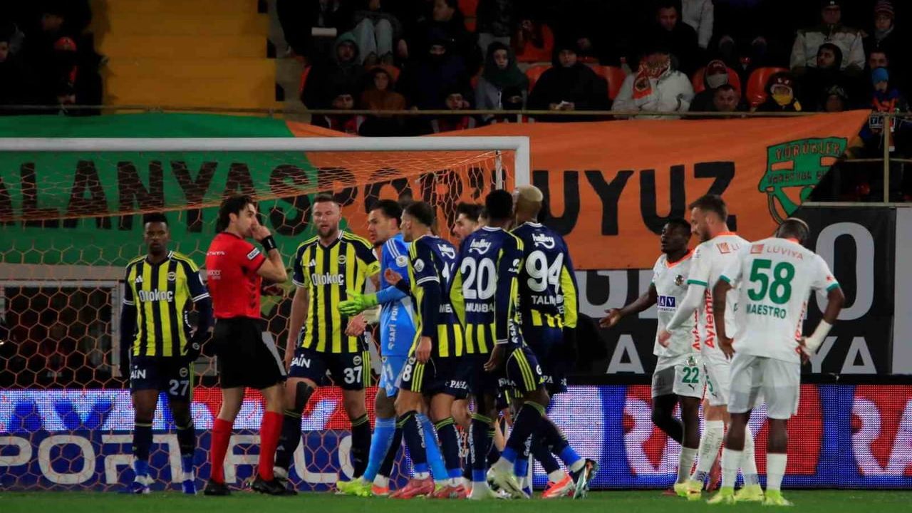 Trendyol Süper Lig: Alanyaspor 2-1 Fenerbahçe — İlk Yarı Alanyaspor'un Üstünlüğü