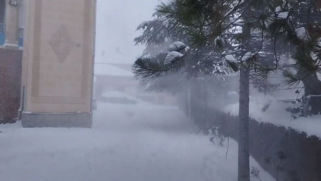 Tufanbeyli'de tipiye rağmen çocuklar kar topu oynadı