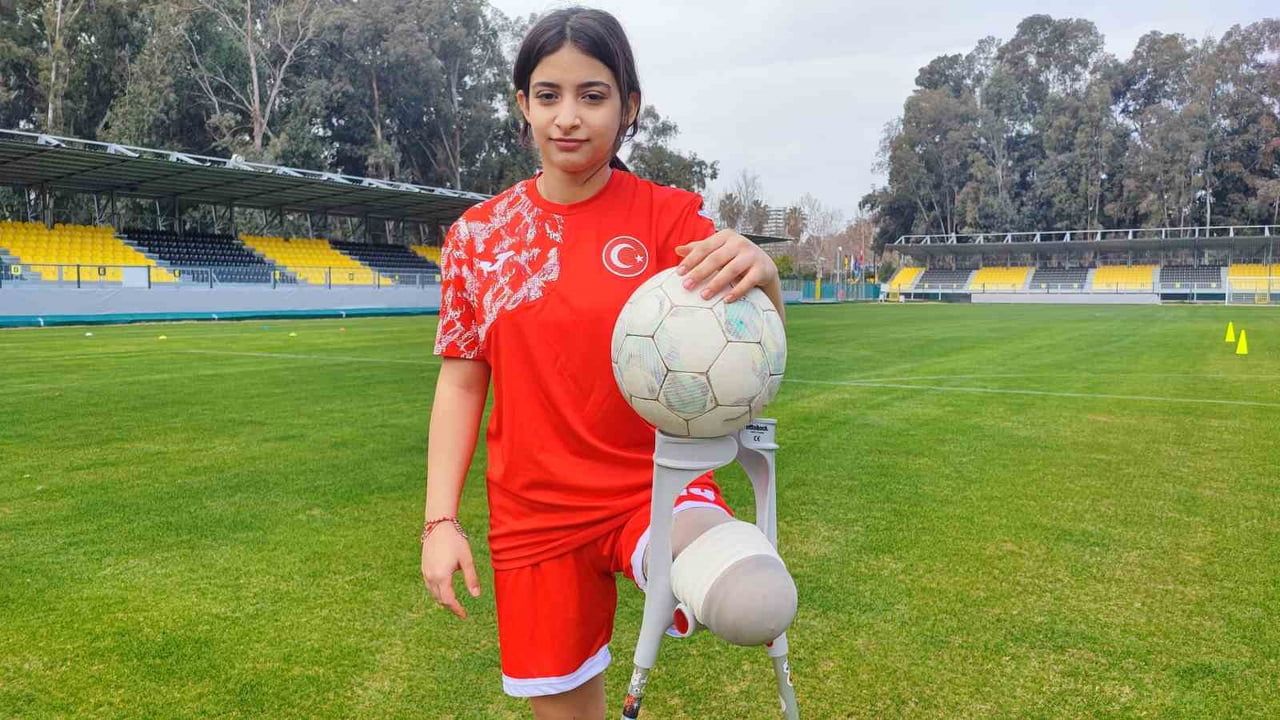 Tuğba Akın protez bacağıyla Adana'da ampute futbol takımına katıldı