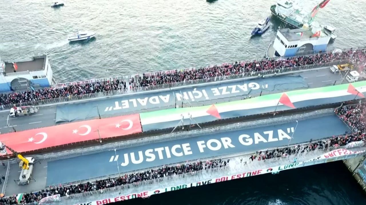 TÜGVA Başkanı İbrahim Beşinci: 'Toprağa girene kadar durmayacağız' — Galata Köprüsü'nde Büyük Gazze Yürüyüşü