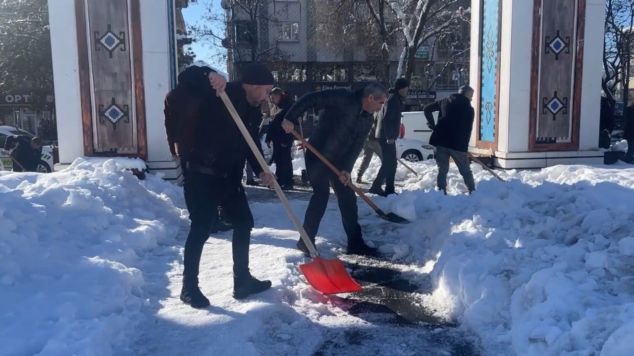 Tunceli Belediyesi, yaklaşık 10 gündür süren kar yağışında karla mücadeleyi kesintisiz sürdürüyor