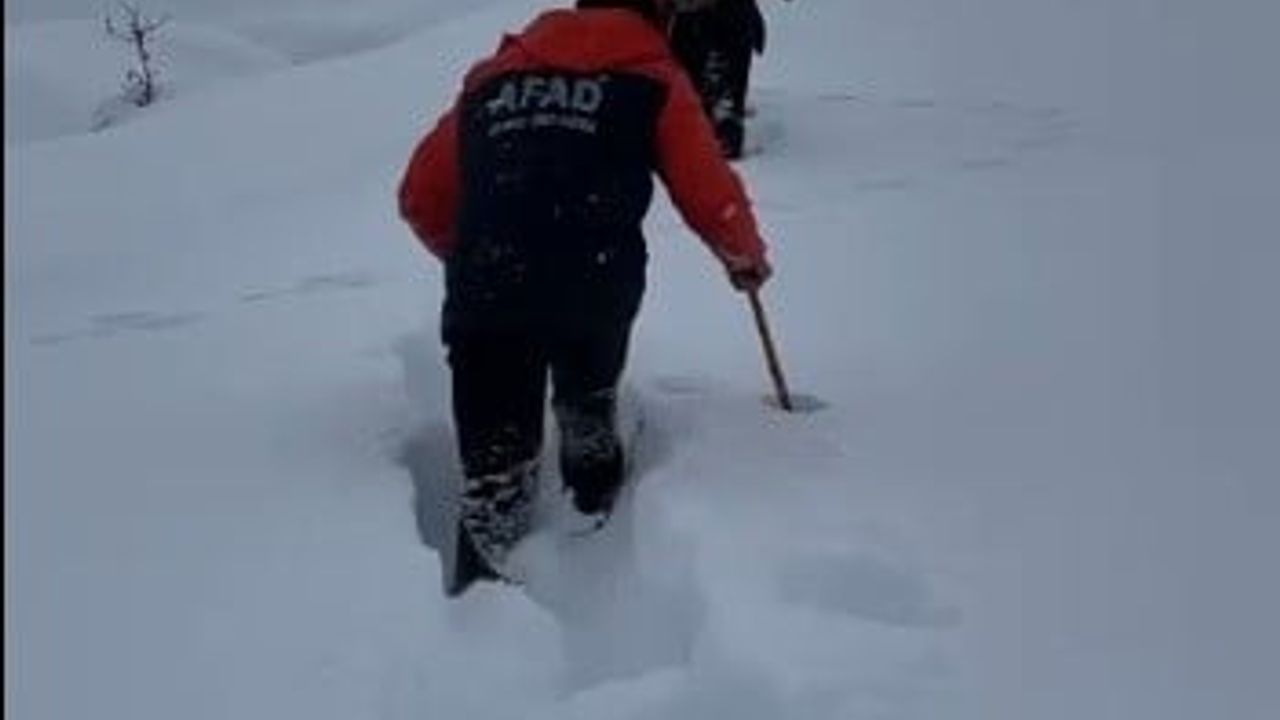 Tunceli'de AFAD ekipleri 1,5 km yürüyerek aileye ulaştı
