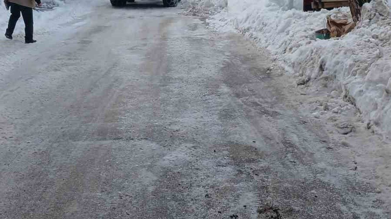 Tunceli'de Bir Aydır Süren Kar Yağışı: Belediye Ekipleri Kesintisiz Karla Mücadele Ediyor