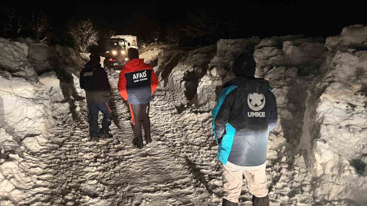 Tunceli'de ekipler, kardan kapanan Merecik Mezrası'ndaki 6,5 aylık hamileye ulaştı