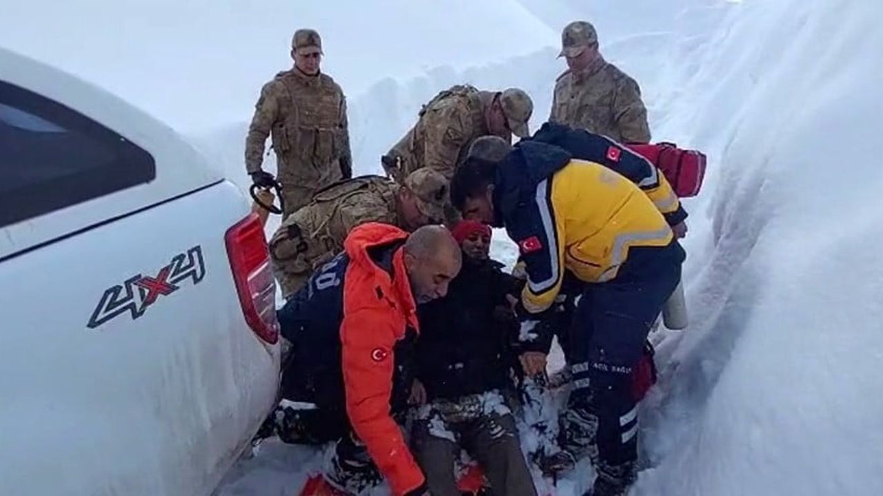 Tunceli’de ekipler zorlu kışta 1 kilometre yürüdü, KOAH hastası ambulansa ulaştırıldı