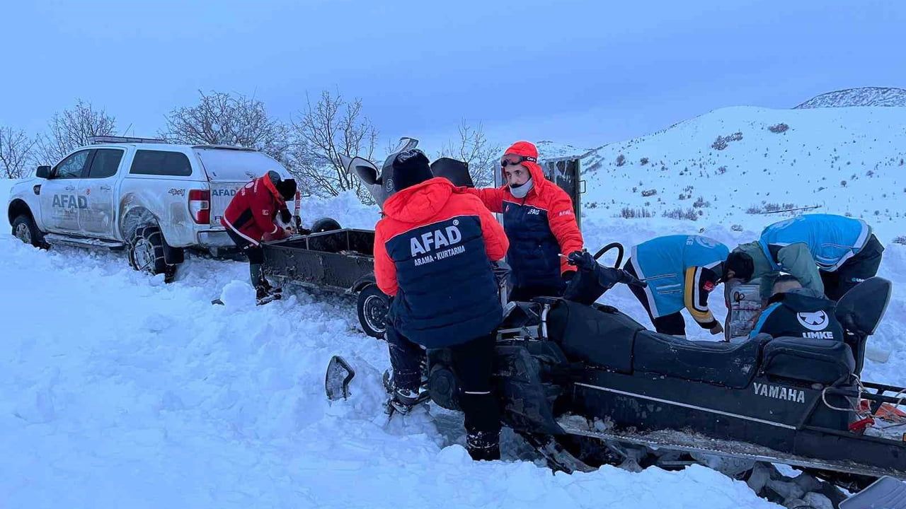 Tunceli’de karlı yollarda koordineli müdahale: 74 yaşındaki hasta hastaneye ulaştırıldı