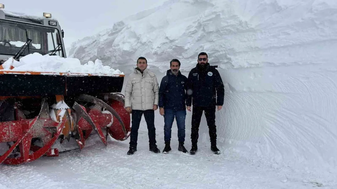 Tunceli'de Mercan Grup Köy Yolu'nda kar kalınlığı 3,5 metreye ulaştı — Ekipler ulaşımı sağlamak için çalışıyor