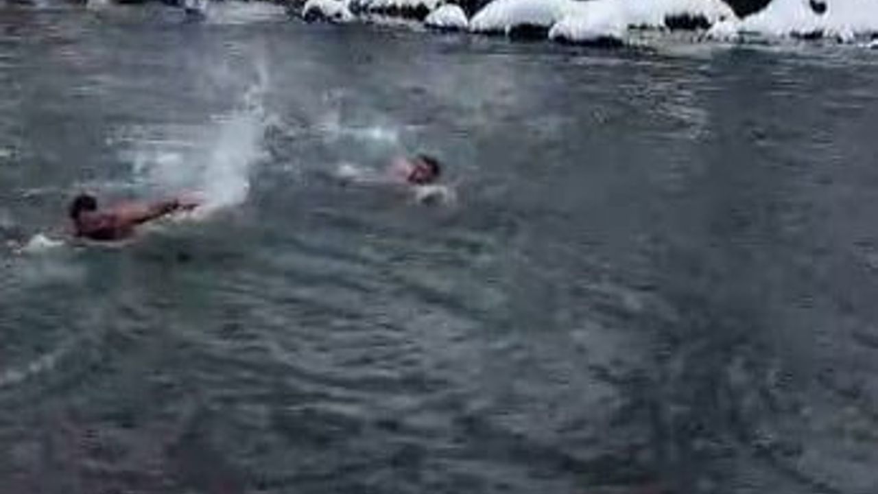 Tunceli'de Munzur Nehri'ne Şortla Giren Üç Arkadaşın Anları Kamerada