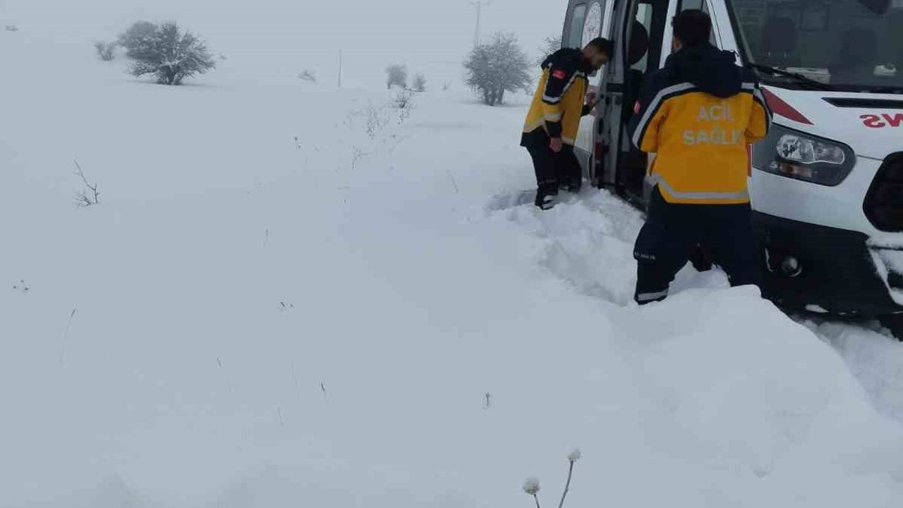 Tunceli'de sağlık ekipleri yoğun kar ve buzlanmada pankreas kanseri hastasını nakletti