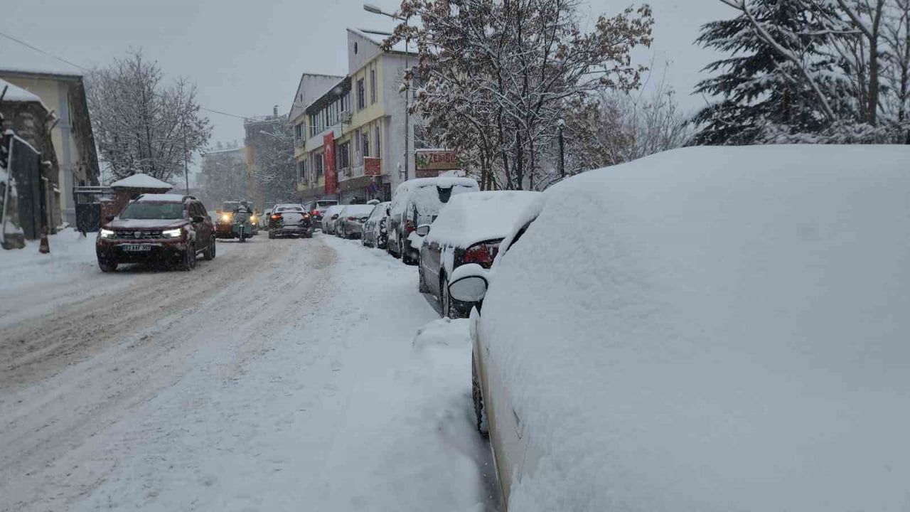 Tunceli'de yoğun kar ve yılbaşı tatili çocuklara sokak oyunları getirdi