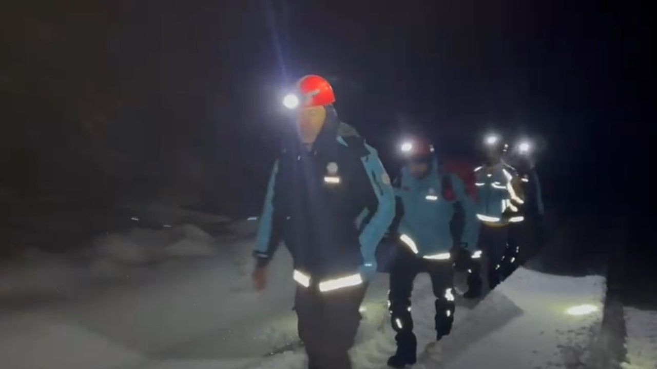 Tunceli Doluküp'te kar nedeniyle kapanan yollarda UMKE ve AFAD öncülüğünde 22 yaşındaki hasta hastaneye sevk edildi