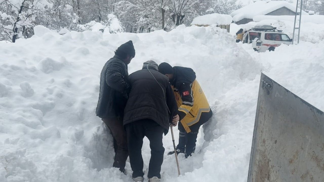 Tunceli Ovacık’ta 145 cm karda 87 yaşındaki hasta 2 saatte hastaneye ulaştırıldı