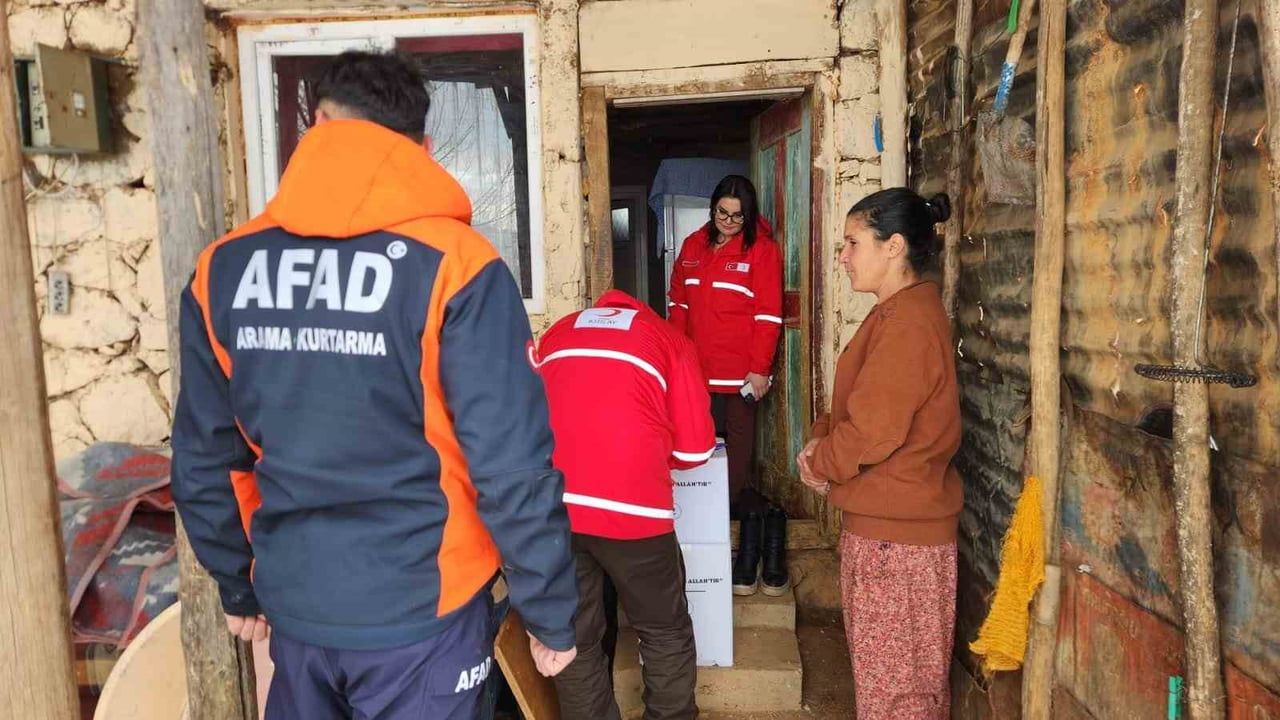 Tunceli Ovacık'ta Türk Kızılayı ve AFAD'tan gıda ve battaniye desteği