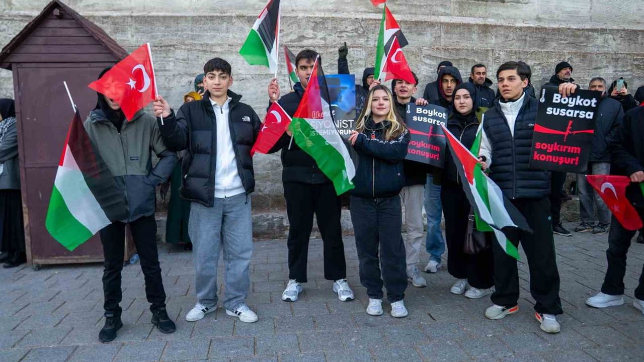TÜRGEV, Yeni Yılın İlk Gününde Galata Köprüsü'nde Filistin İçin Destek Verdi