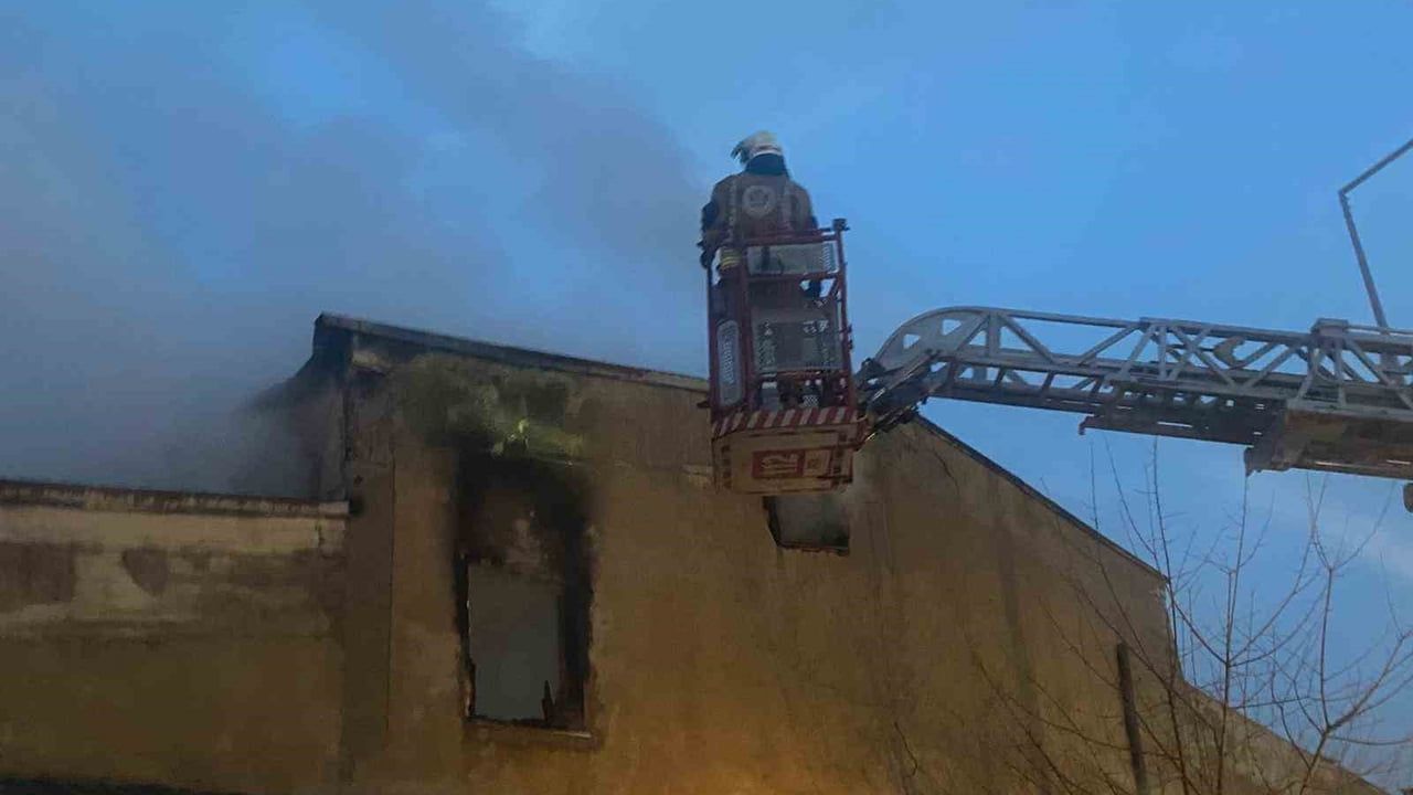 Turgutlu'da mobilya atölyesinde çıkan yangın itfaiye tarafından kontrol altına alındı