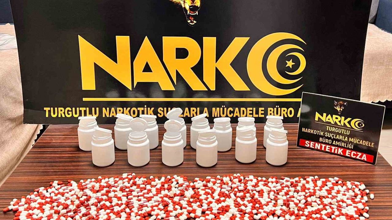 Turgutlu’da motor kaputuna gizlenen 808 sentetik ecza ile 4 kişi tutuklandı