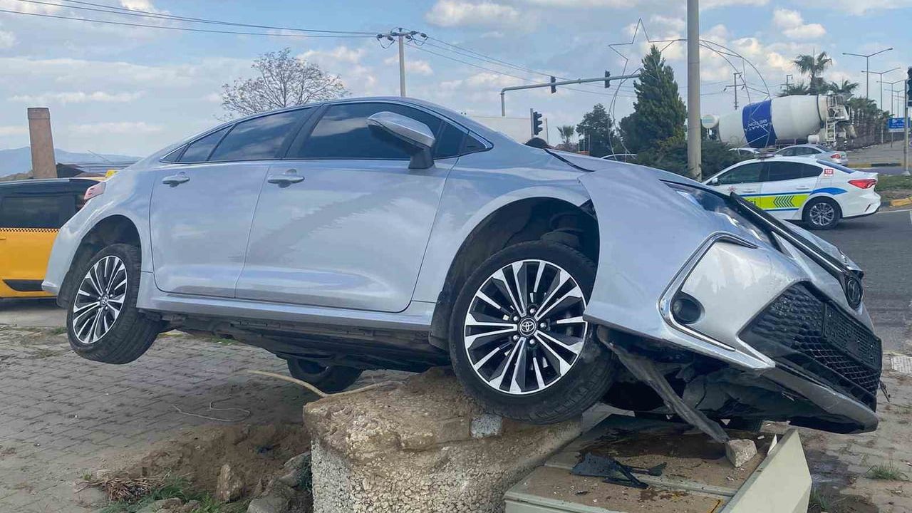 Turgutlu'da otomobil refüje çıktı: 1 kişi hafif yaralandı