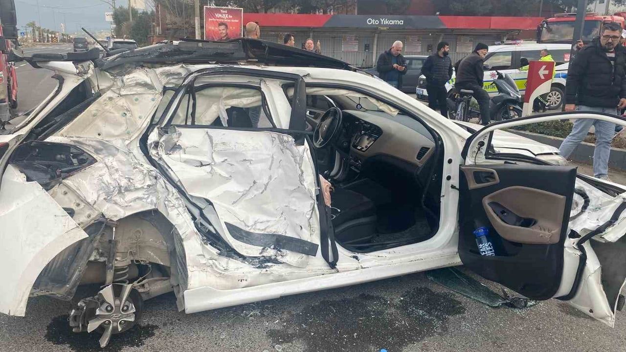 Turgutlu'da yolcu otobüsü ile otomobil çarpıştı: 3 kişi yaralandı