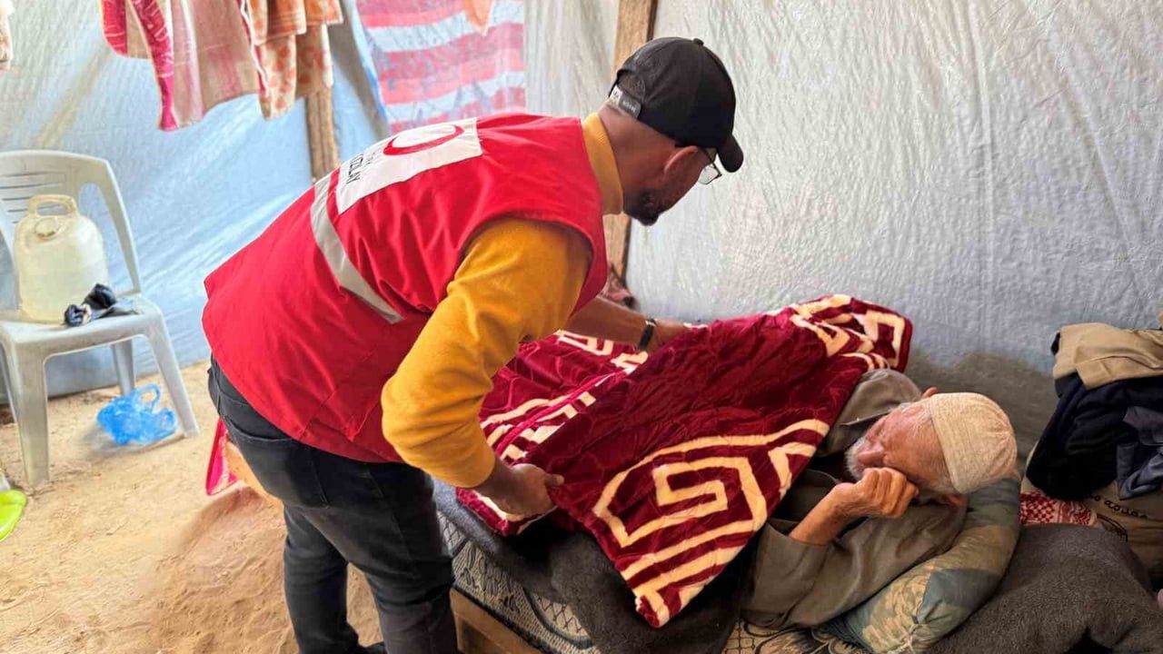 Türk Kızılay Gazze'de kışlık yardım ve sıcak yemek dağıtımını sürdürüyor