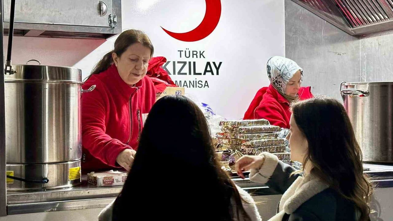 Türk Kızılay Manisa, Manisa CBÜ öğrencilerine final haftasında 5 bin kişilik ikram dağıttı