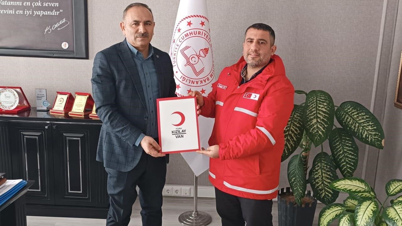 Türk Kızılayı, Muradiye'de 16 bin öğrenciye giyim desteği sağladı