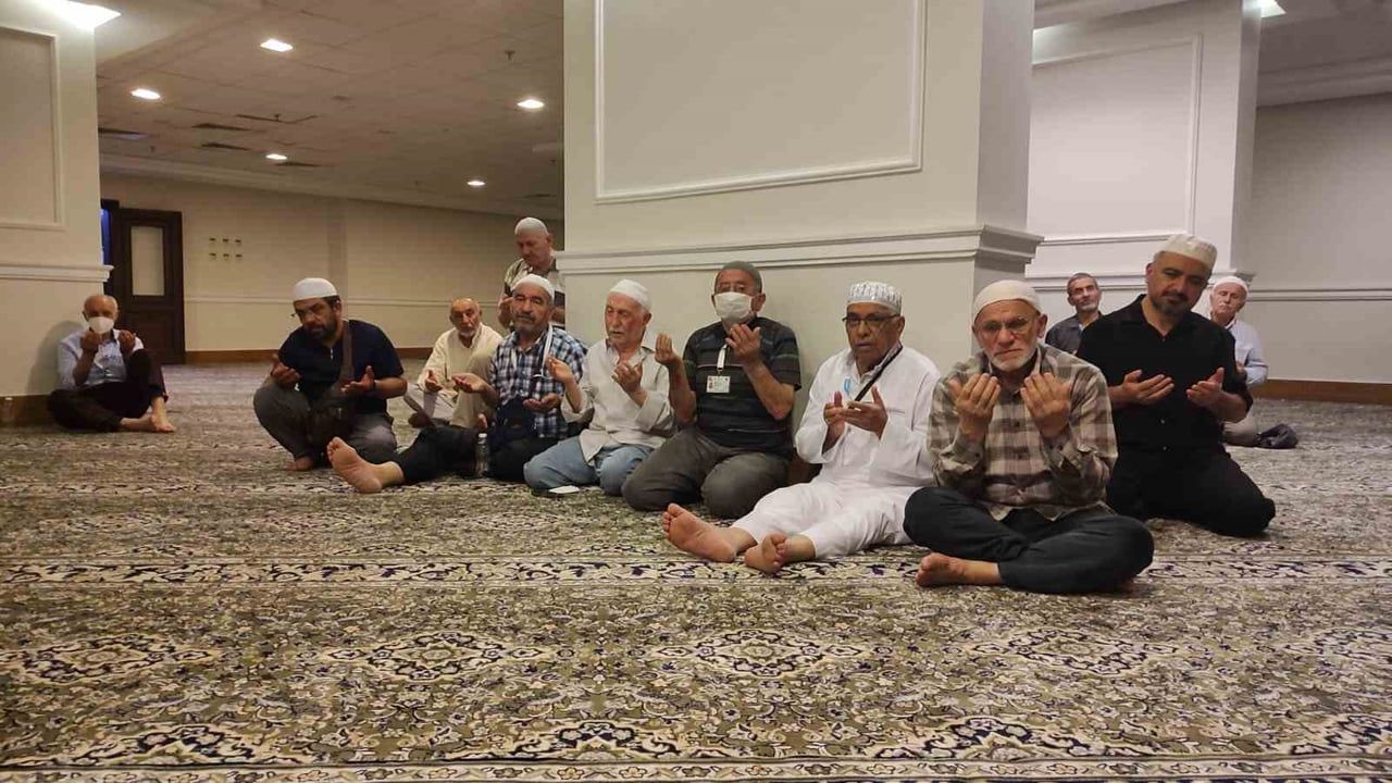 Türk Umre Kafileleri Miraç Kandilini Kutsal Topraklarda Hatim ve Toplu Dualarla İhya Etti