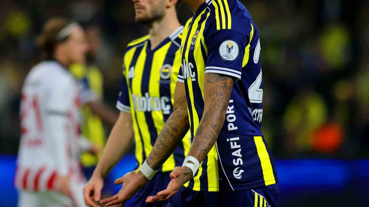Turkcell Süper Kupa: Fenerbahçe, Samsunspor'u 2-0 yenerek Galatasaray ile finale yükseldi