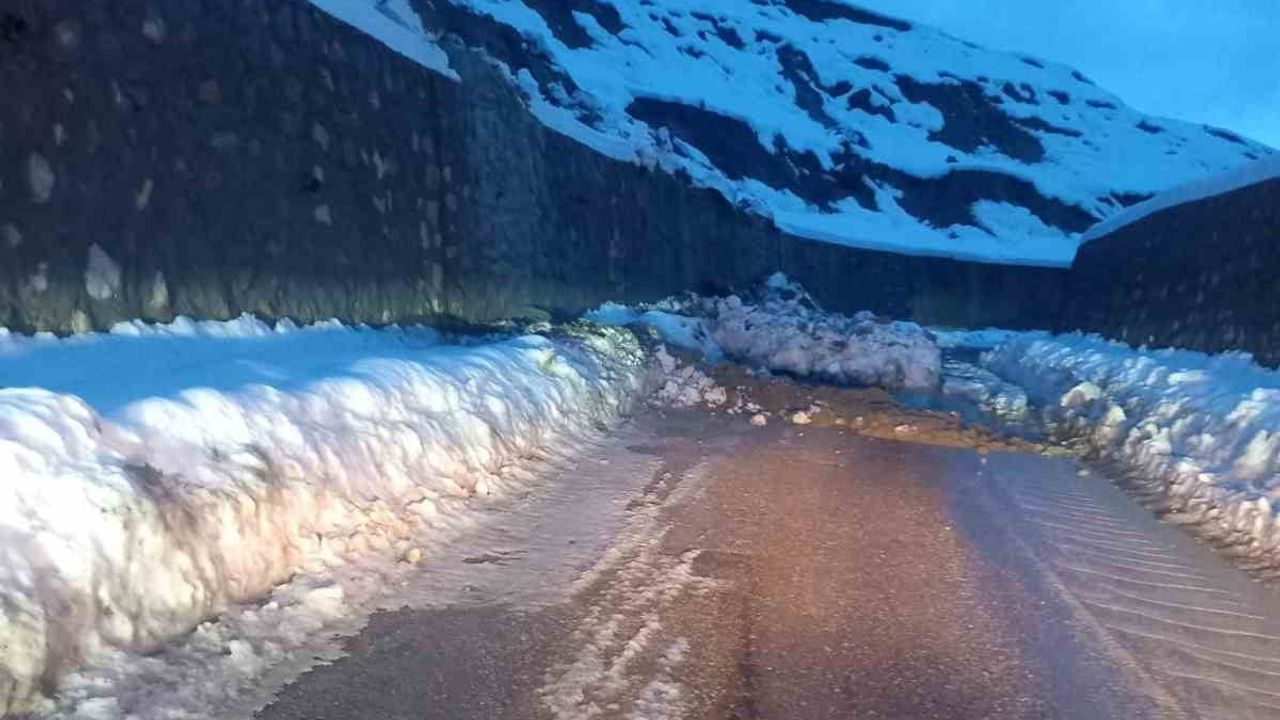 Türkeli'de heyelan nedeniyle Düzler-Celaller grup yolu ulaşıma kapandı