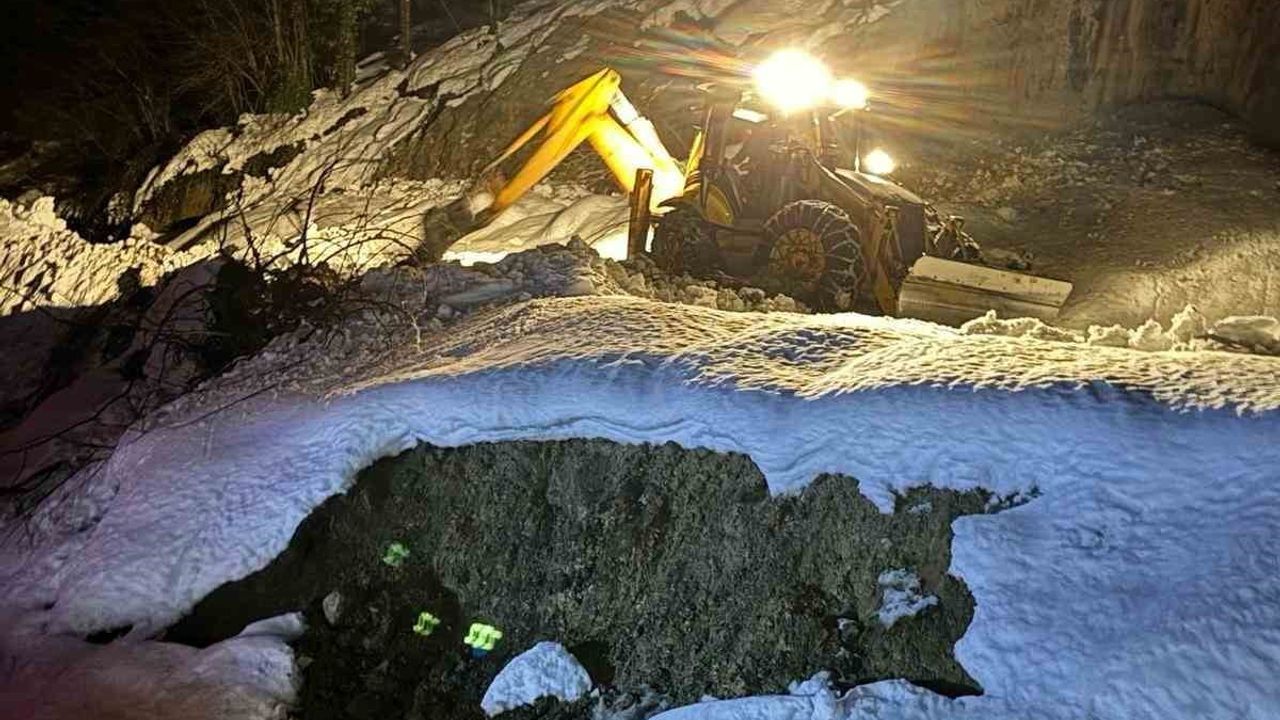 Türkeli'de heyelan nedeniyle kapanan Düzler-Celaller grup yolu yeniden ulaşıma açıldı