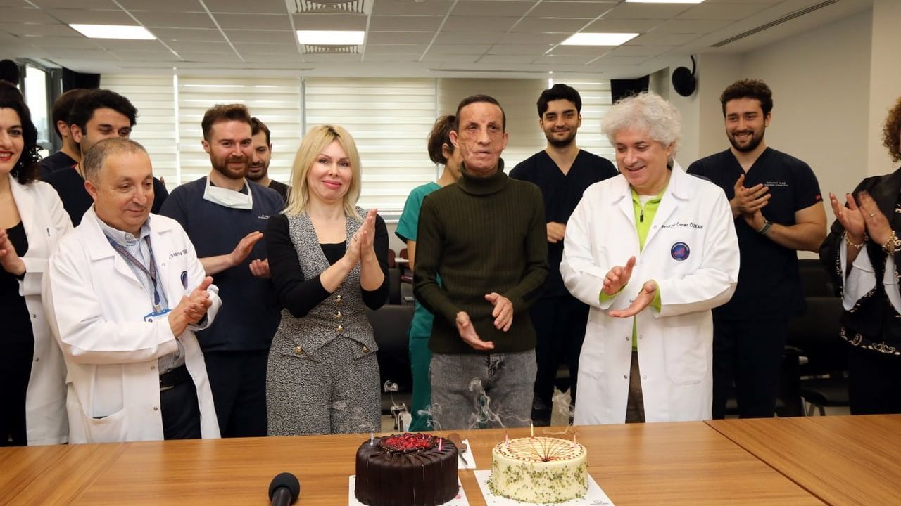 Türkiye’nin ilk yüz nakli hastası Uğur Acar, naklin 14. yılında cerrahlarıyla buluştu