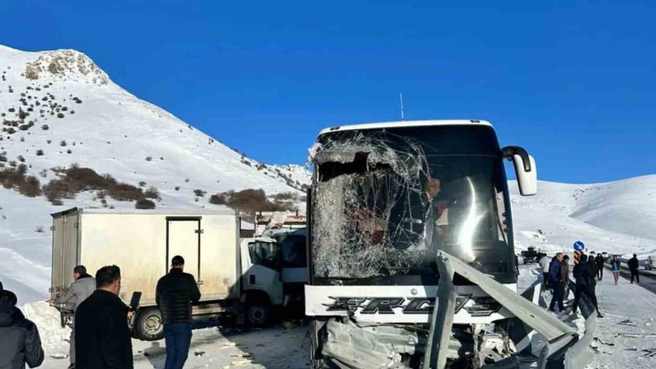 Tutak Otluca'da otobüs ile kamyonet çarpıştı: Çok sayıda yaralı