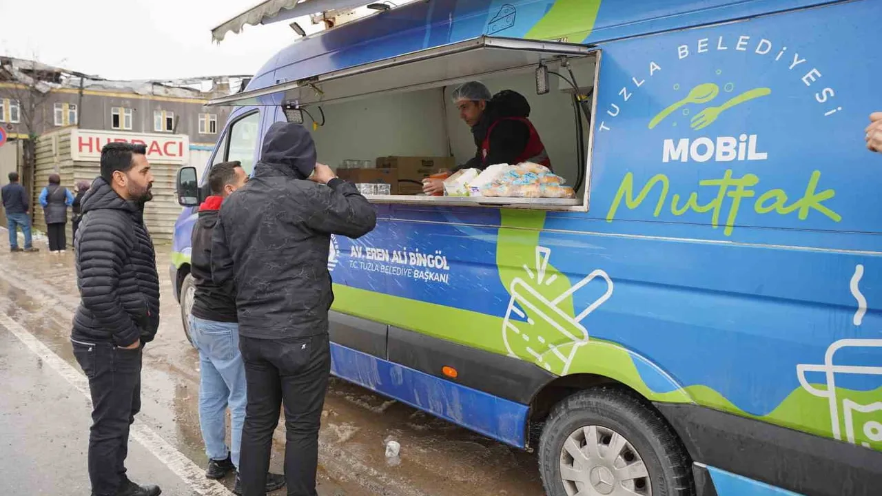 Tuzla Belediyesi, Orhanlı'daki çakmak fabrikası yangınında vatandaşlara destek sağladı