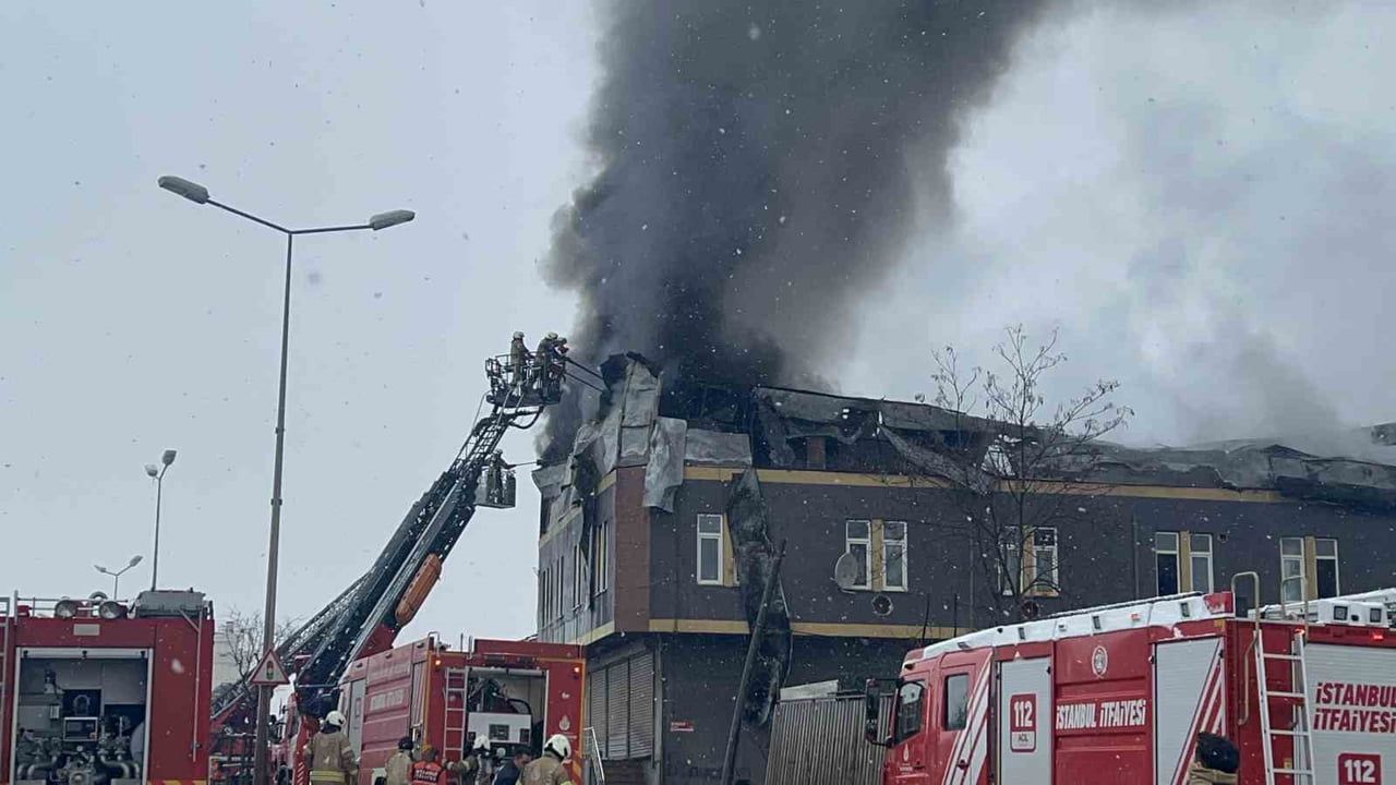 Tuzla'da çakmak fabrikasında elektrik kaynaklı yangın kontrol altına alındı